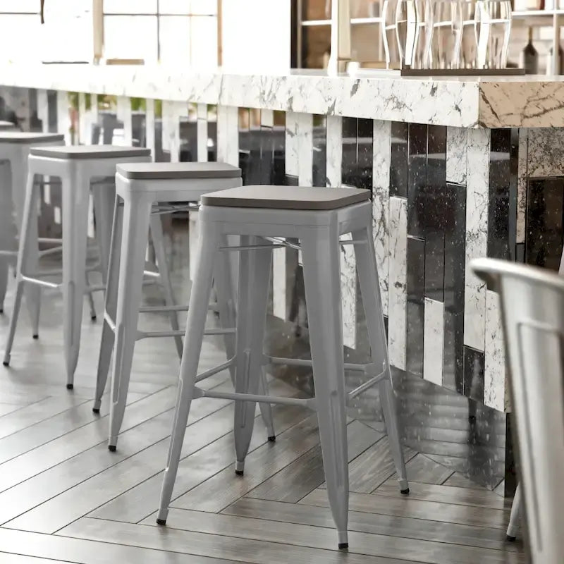 Tabouret de bar sans dossier avec assise en polyrésine